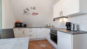 Kylskåp, mikrovågsugn, ugn och spishäll