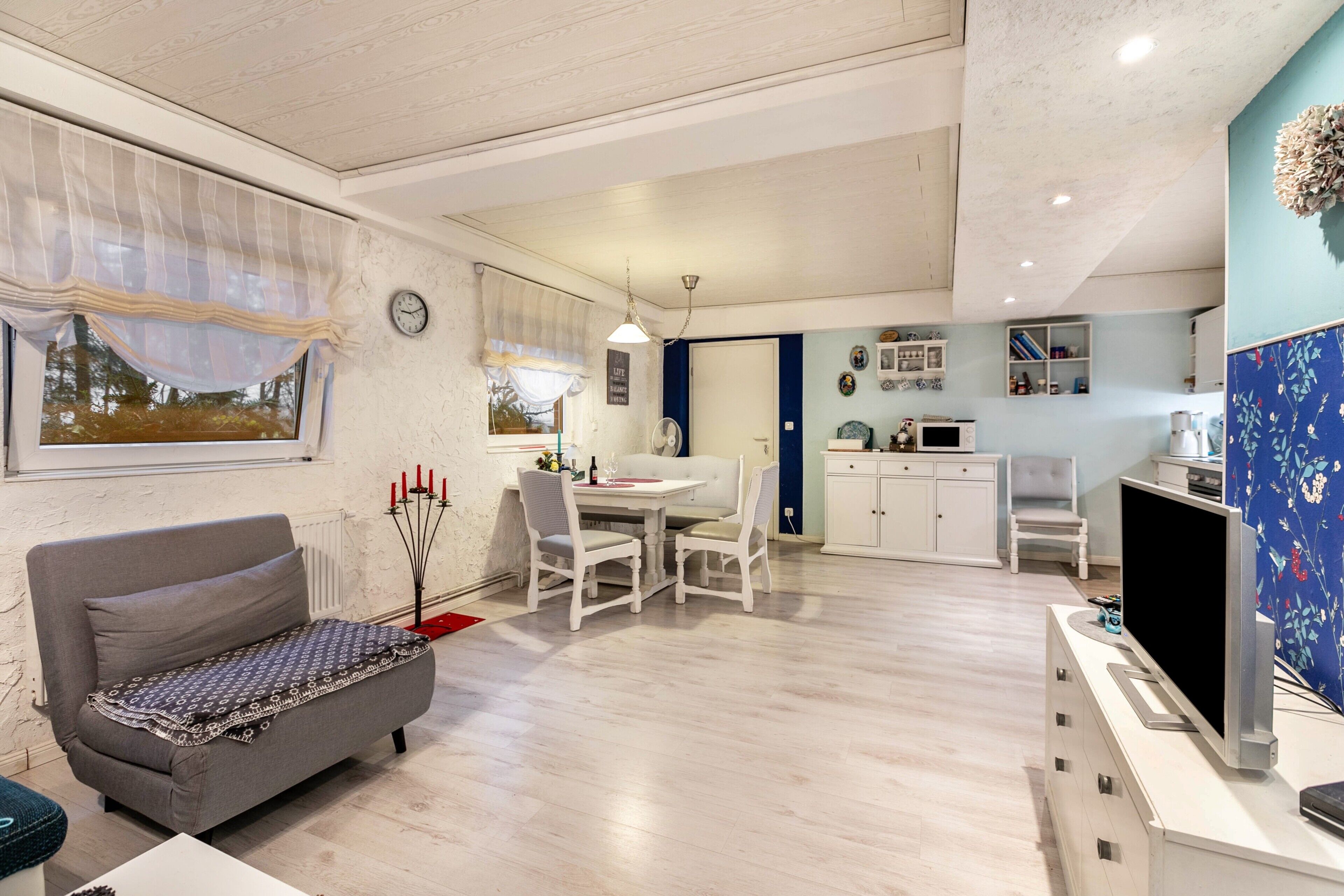 Fernseher, DVD-Player, Tischtennisplatte, Stereoanlage