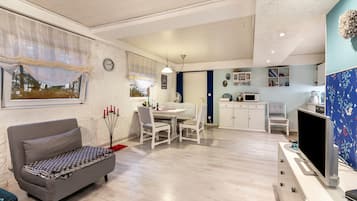 Fernseher, DVD-Player, Tischtennisplatte, Stereoanlage