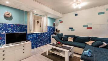 Una televisión, un reproductor de DVD, una mesa de tenis de mesa