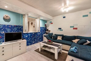 TV, DVD player, ping pong, stereo - Apartment '2' with Shared Garden and Wi-Fi (Eggstedt)