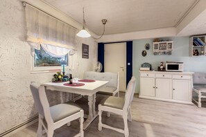 Dining - Apartment '2' with Shared Garden and Wi-Fi (Eggstedt)