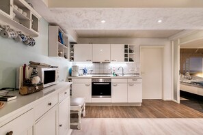 Fridge, microwave, oven, stovetop - Apartment '2' with Shared Garden and Wi-Fi (Eggstedt)