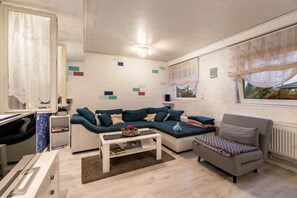 Televisión, reproductor de DVD, mesa de ping pong, estéreo