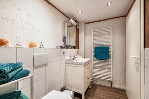 Shower, hair dryer - Apartment '2' with Shared Garden and Wi-Fi (Eggstedt)