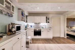 Refrigerador, microondas, horno, placa de cocina