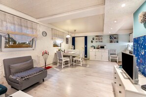 TV, DVD player, ping pong, stereo - Apartment '2' with Shared Garden and Wi-Fi (Eggstedt)