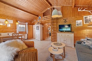 TV, fireplace, stereo - Holiday Home 'Moi Holzhaisel' with Private Terrace, Private Garden and Wi-Fi (Elmstein)