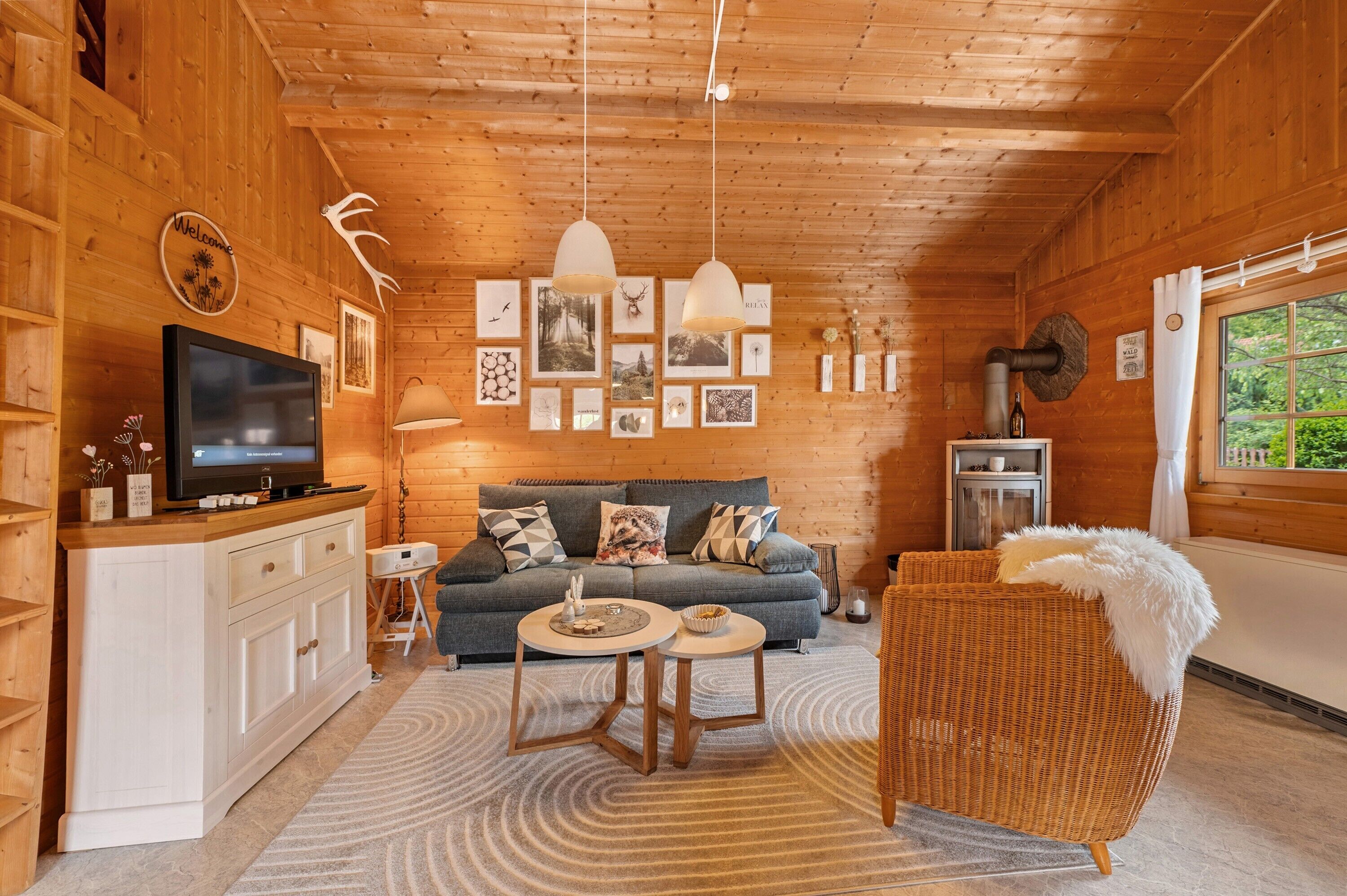 Una televisión, una chimenea, un reproductor estéreo