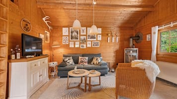 Una televisión, una chimenea, un reproductor estéreo