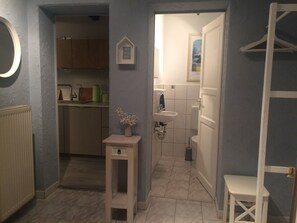 Douche, sèche-cheveux, serviettes fournies