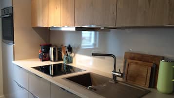 Een koelkast, een oven, een kookplaat, een vaatwasser