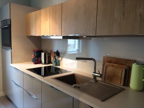 Kylskåp, ugn, spishäll och diskmaskin