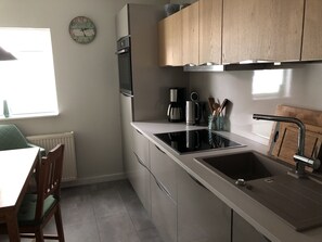 Kylskåp, ugn, spishäll och diskmaskin