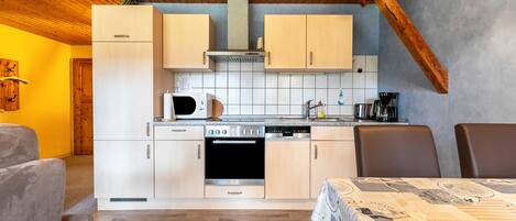 Kjøleskap, mikrobølgeovn, ovn og kokeplater