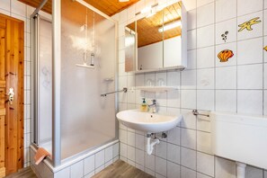 Dusj, hårføner og håndklær
