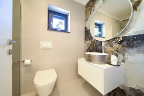 淋浴设施、吹风机、毛巾、肥皂