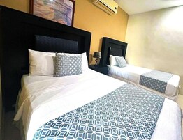 Caja de seguridad en la habitación y tabla de planchar con plancha 