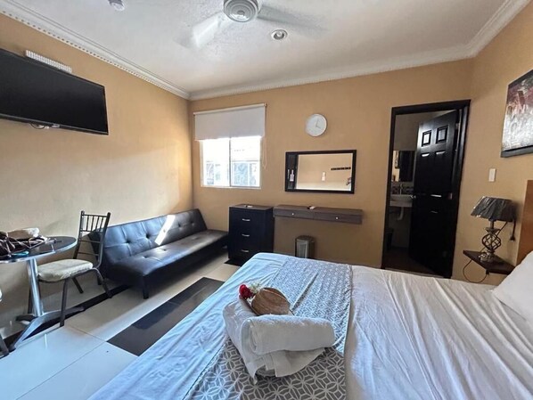 Deluxe tweepersoonskamer, niet-roken | Een kluis op de kamer, een strijkplank/strijkijzer, gratis wifi