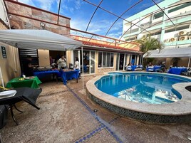 Quarto casal luxo, para não fumantes | Cofres nos quartos, ferros/tábuas de passar roupa, Wi-Fi de cortesia