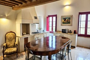 Frigorífic, placa de cuina, rentaplats i cafetera i tetera 