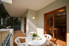Outdoor dining - Modern two room apartment surrounded by trees in the city center (Bibione)