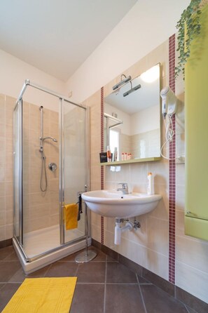 Dusche, Haartrockner, Handtücher