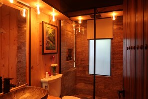 Shower, hair dryer, towels, soap - Romantic cabin with jacuzzi, AC, WiFi near Arenal Volcano, La Fortuna Costa Rica (Monterrey)