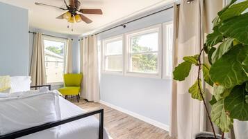 3 slaapkamers, een bureau, een strijkplank/strijkijzer, reisbedje