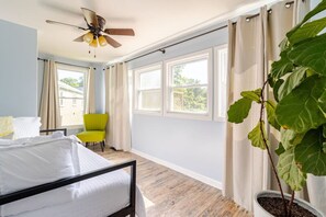 3 habitaciones, escritorio y tabla de planchar con plancha