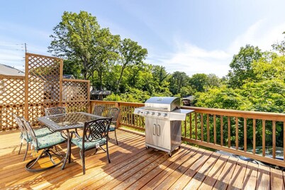 Kid-friendly 3/2 Home, 3 Mins to Downtown + Deck