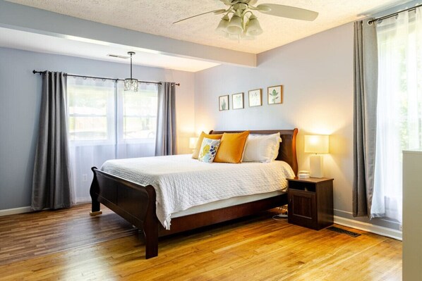 3 bedrooms, desk, iron/ironing board, travel cot