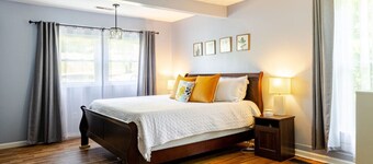 Kid-friendly 3/2 Home, 3 Mins to Downtown + Deck