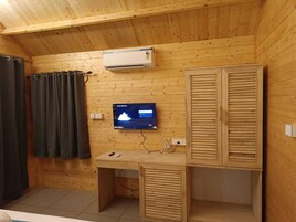 1 habitación, escritorio y espacio para trabajar con laptop