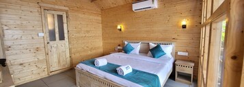 1 habitación, escritorio y espacio para trabajar con laptop