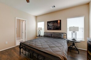 Iron/ironing board, WiFi - Modern Home Right Next to Tesla (Austin)