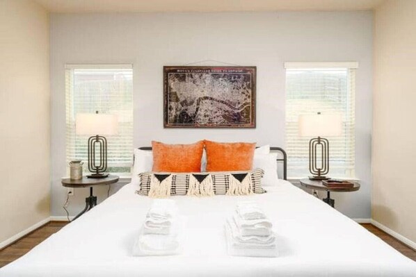 4 bedrooms, desk, WiFi, bed sheets