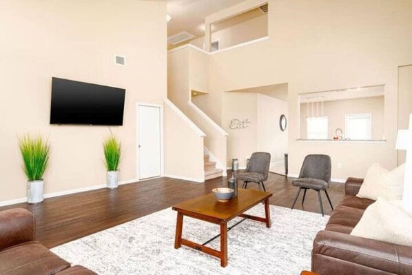 TV - Gorgeous and Close to Everything (Austin)