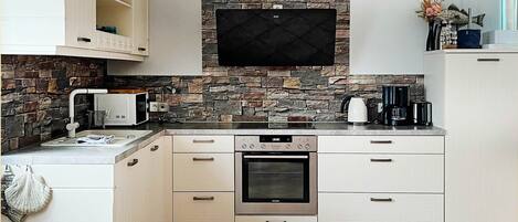 ثلاجة، فرن، موقد طهي مسطح، غسالة أطباق