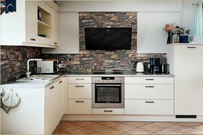 Fridge, oven, stovetop, dishwasher