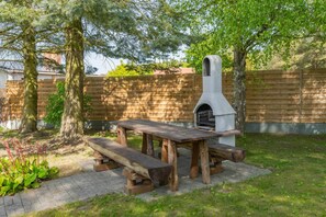 Outdoor dining - Cozy apartment with terrace - close to nature & the beach (Benz)