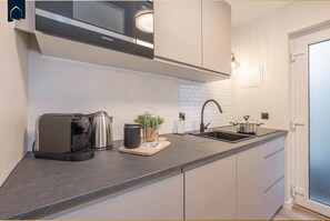 Geladeira, micro-ondas, cooktop, lava-louças