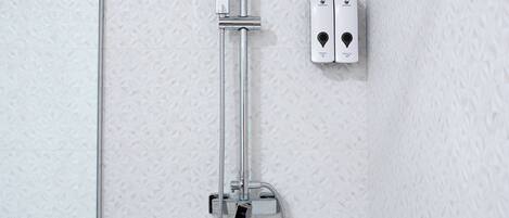 Haartrockner, Handtücher, Seife, Toilettenpapier