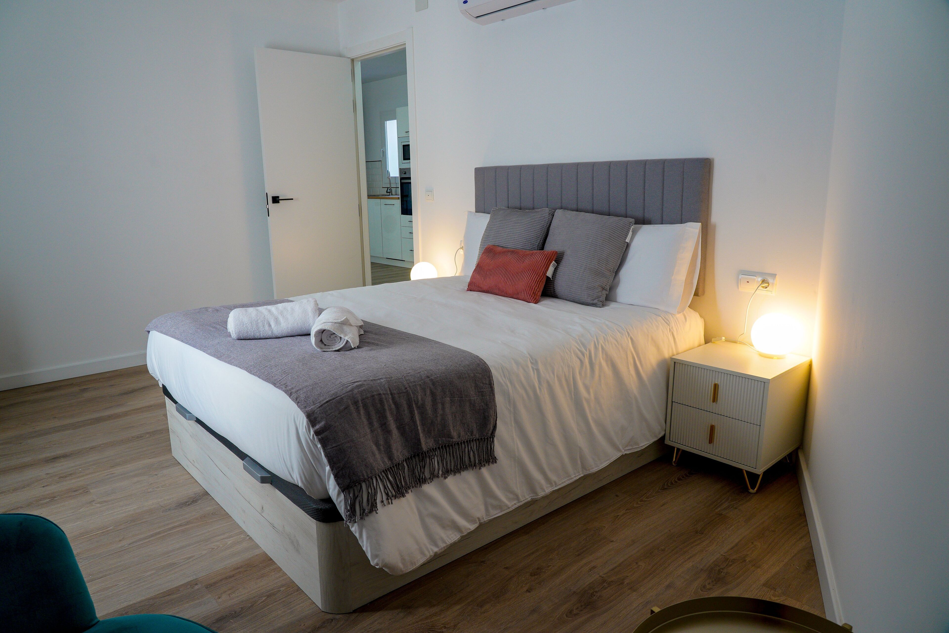 3 chambres, fer et planche à repasser, Wi-Fi, draps fournis