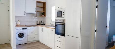 Micro-ondes, four, plaque de cuisson, lave-vaisselle