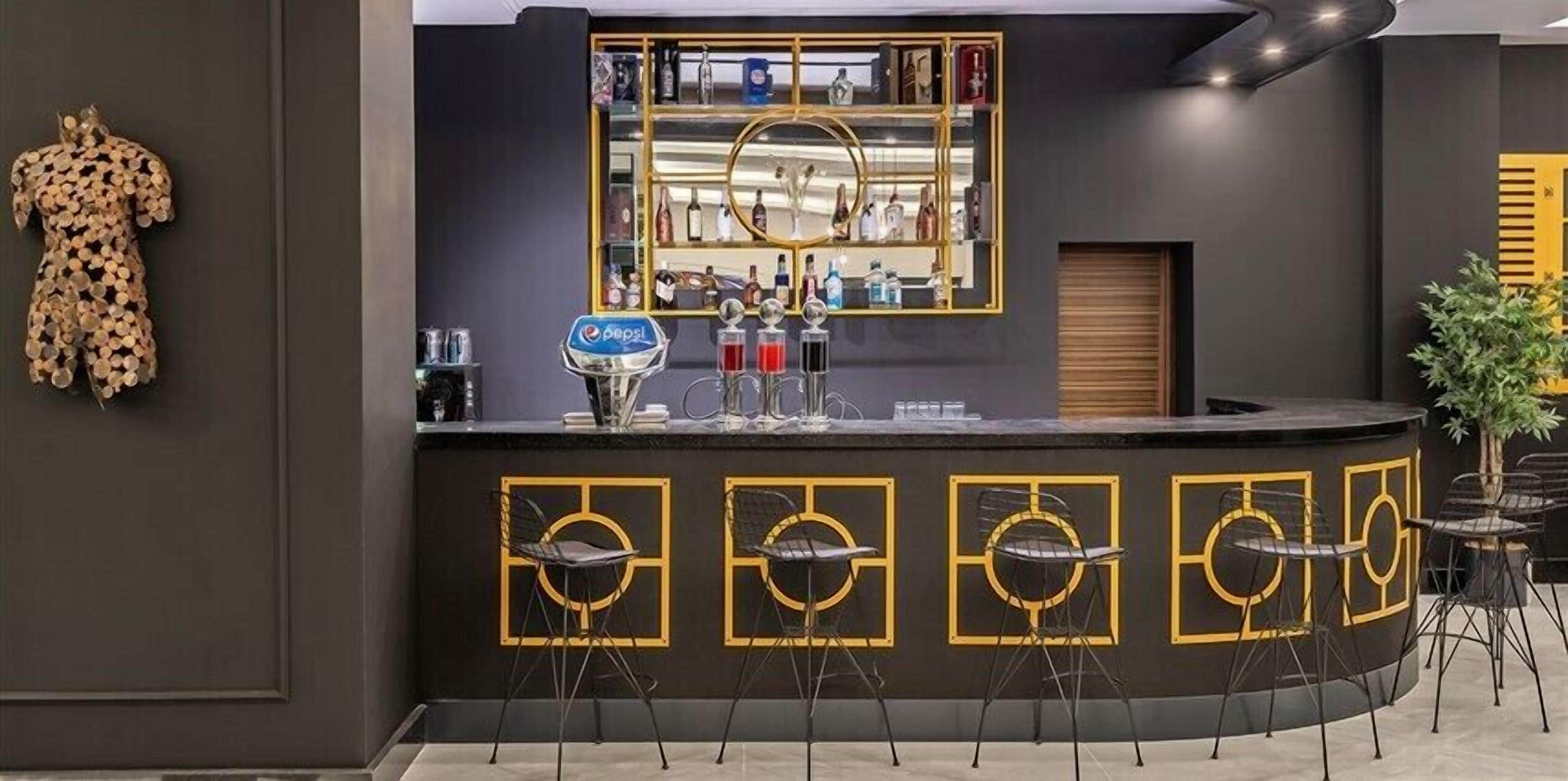 2 bars/lounges