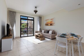 Deluxe Apartment, Non Smoking | Living area