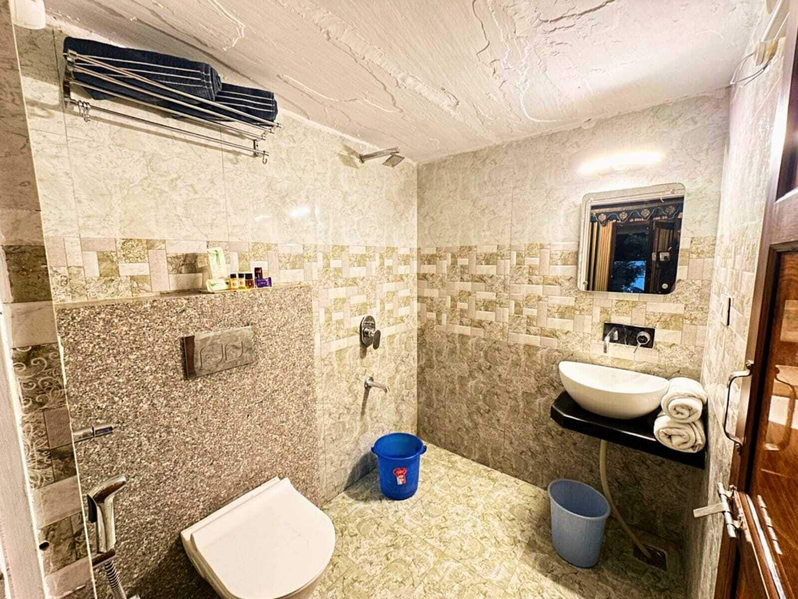 Ducha, artículos de higiene personal gratuitos y secador de pelo