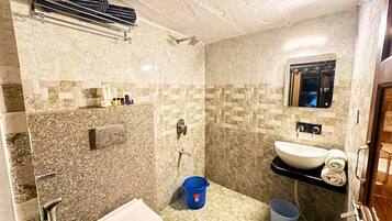 Ducha, artículos de higiene personal gratuitos y secador de pelo