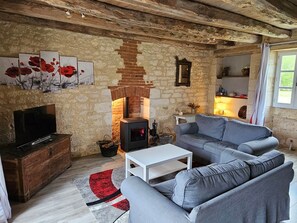 Televisión y chimenea 